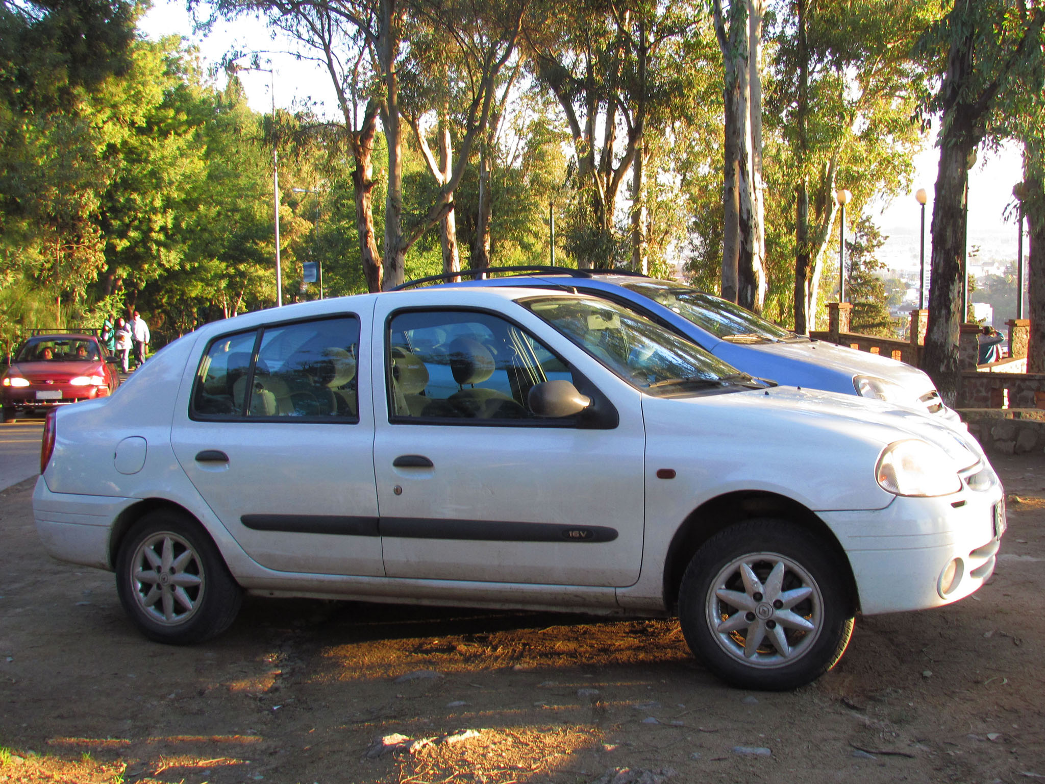 Renault_Clio_1.6_RT_Sedan_2001_(9499596922).jpg